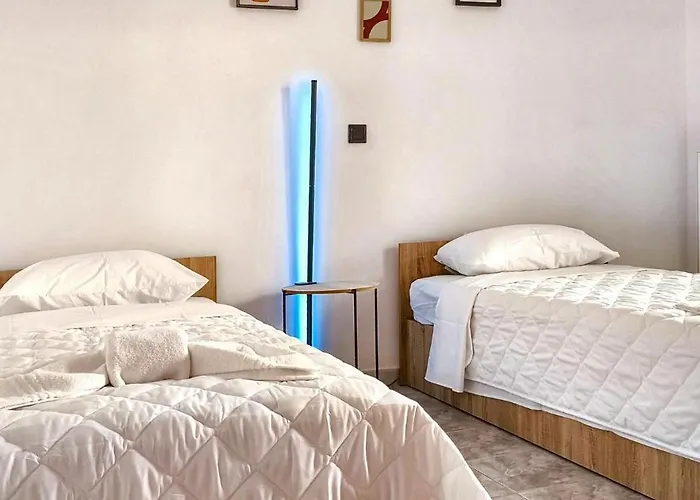 54 Escape Naxos * Naxos City